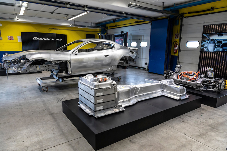 92.5kWhの容量と610kWの放電能力を備えたバッテリーは、車体中央にT字型に配置。ロール軸の近くに重量物を集中させるこのレイアウトは、慣性モーメントの低減と、それに伴うアジリティーの向上に寄与する。