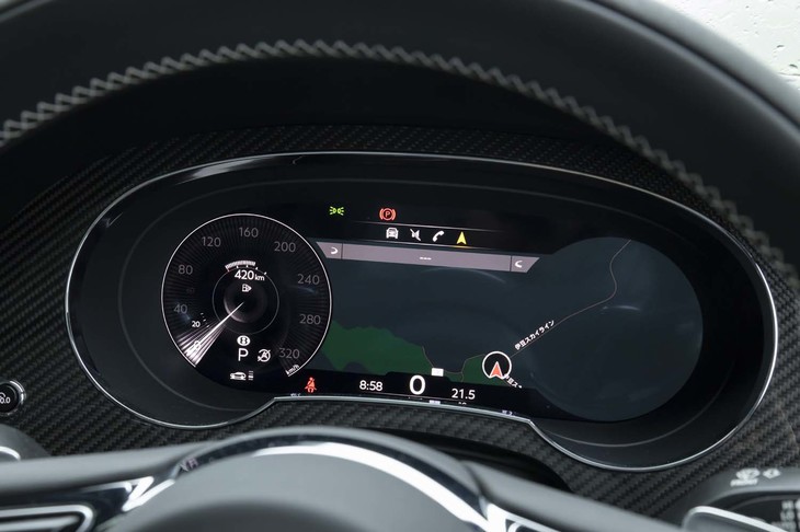 フル液晶タイプのメーターパネルを装備。針式スピードメーター（の絵柄）の部分だけは固定表示となるのがドライバーズカーメーカーであるベントレーならではだ。