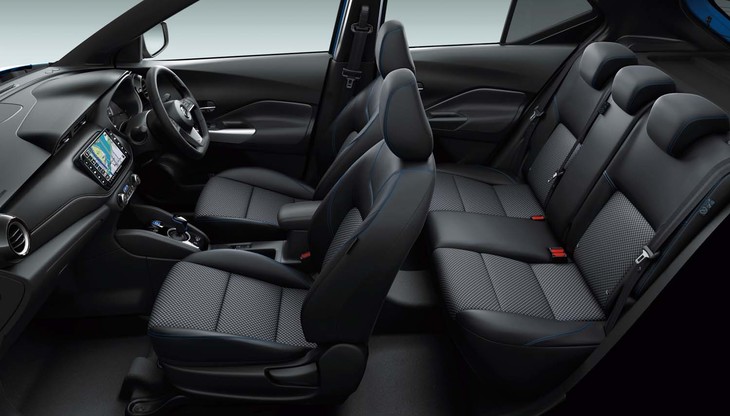 ブラックのインテリア。フロントには乗車時の疲労を軽減させる「ゼログラビティシート」が採用されている。