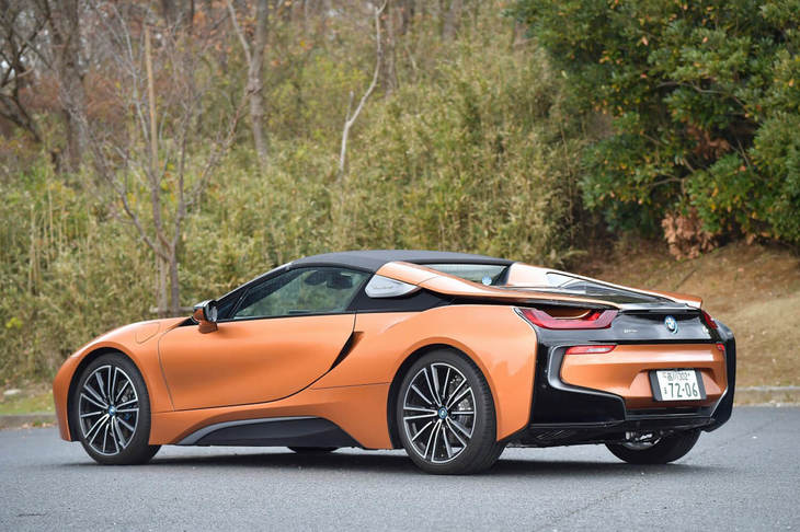 「BMW i8ロードスター」の車両本体価格は2234万円。