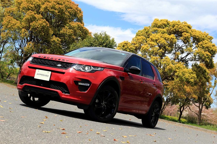 「ダイナミックエクステリアパック」などの高額なオプションが装着された「ディスカバリー スポーツ」。デモカーとして発注されたものが多いだけに、「ジャガー・ランドローバー・アプルーブド足立」の販売車両は、非常にバリエーションが豊富だ。