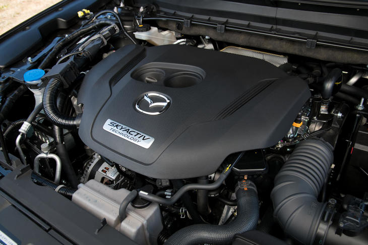 新設定の2.5リッター直4ガソリンターボエンジン。状況に応じて大小2つの排気流路を切り替える「ダイナミックプレッシャーターボシステム」を採用しており、大きな中低速トルクと優れた実燃費を実現している。