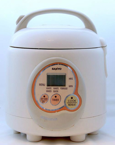 十数年以上にわたり活躍してくれたサンヨーの海外仕様炊飯器。理解するのに努力を要するデザインではあったが、イタリアのわが家にとって初の電気釜であった。