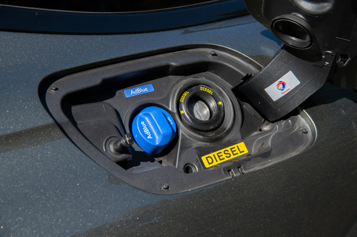 給油口の横には尿素水溶液「AdBlue」の補充口が備わる。プジョーでは排出ガスの後処理にAdBlueを用いた選択触媒還元(SCR)と微粒子フィルター（DPF）を採用しており、SCRをDPFの上流に設けることで、低温時でも窒素酸化物の効率的な除去を可能にしている。