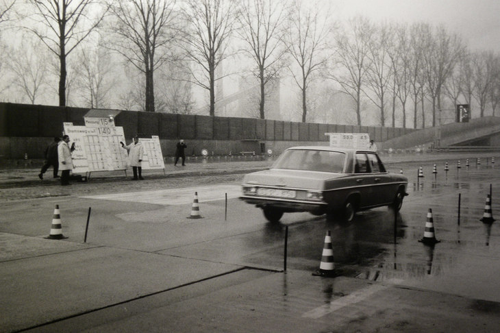 ダイムラー・ベンツ（当時）によるABSの開発風景。ポンピングブレーキを自動化するシステムの開発は古くから考案されていたが、電子制御の登場により初めて実用的なシステムとなった。