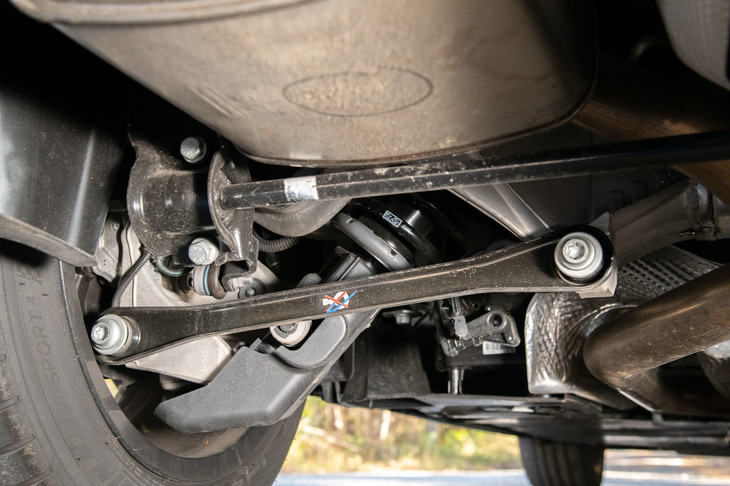 サスペンションはフロントがマクファーソンストラット式、リアがマルチリンク式。PSAのモデルでリアがマルチリンクとなっているのは、「プジョー508」と「DS 7クロスバック」しかない。