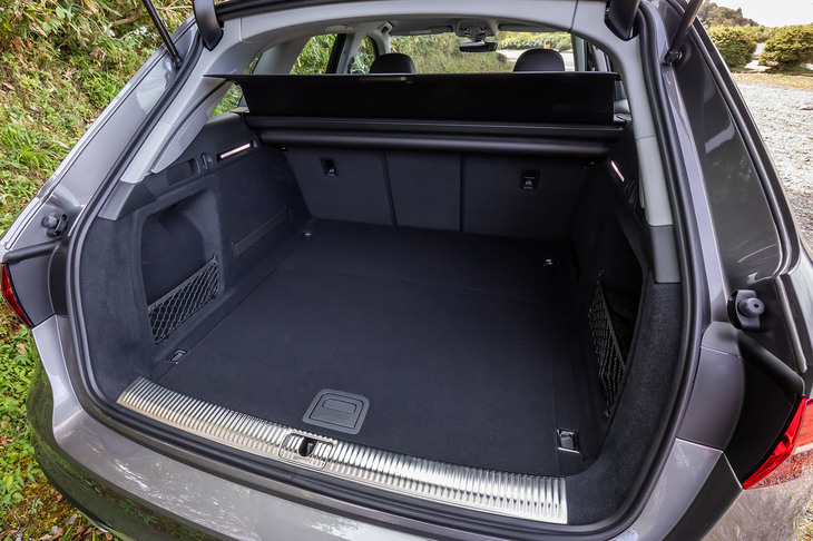 通常使用時の荷室容量は495リッター。後席の背もたれには40：20：40の分割可倒機能が備わっており、すべて前方に倒せば容量を1510リッターまで拡大できる。