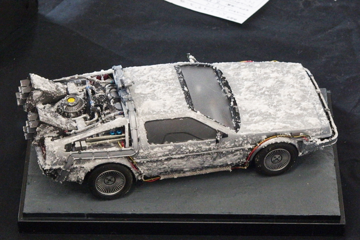 映画『バック・トゥ・ザ・フューチャー』で、アインシュタイン（ドクことブラウン博士の愛犬） がタイムトラベルのテストから帰還した際の、車体が凍りついた状態を再現。ベースはアオシマ製1/24「デロリアン」の劇用車。