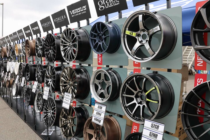 レイズの公式ファンミーティング会場に飾られたホイール。最新の商品だけでなく、レーシングカー向けの特殊ホイールや往年の名品も飾られており、珍しいホイールを発見する楽しさもあった。