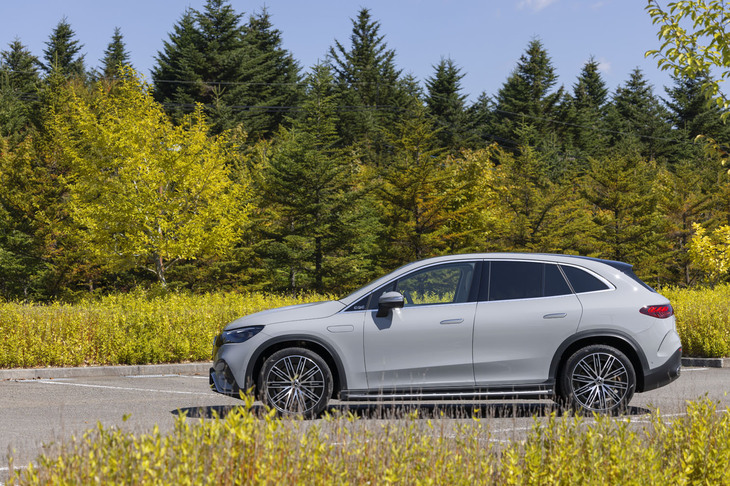 横から眺めるとオーバーハングの短さが際立っている。ボディーサイズは全長×全幅×全高＝4880×2030×1670mmで、ホイールベースは3030mm。