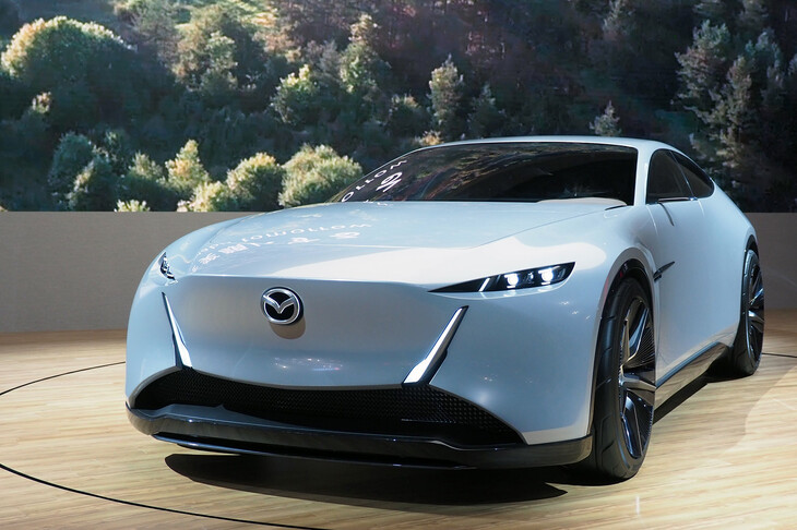 「ビジョンXクーペ」のフロントまわり。グリルレスのフロントマスクと、高い位置に据えられた細目のヘッドランプに、「EZ-60」との類似性を感じる。また、ヘッドランプの下に配されたライン状のランプに注目。