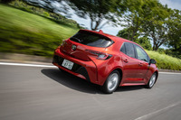 ドライブモードセレクターは全車に標準装備されており、選択肢は「エコ」「ノーマル」「スポーツ」の3種類。オプションの「AVS」を装着すると、選択肢が「エコ」「コンフォート」「ノーマル」「スポーツS」「スポーツS＋」の5種類に変更される。