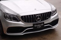最新の「AMG C63 S」には「AMGパナメリカーナグリル」と呼ばれる縦格子デザインのグリルが採用されている。