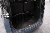 荷室のフロア下にも予備の収納スペースが確保される。写真は「ヴォクシーS-Z」（ハイブリッド車）のもの。