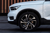 試乗車のタイヤサイズは、「T5 AWD R-DESIGN」が245/45R20、「D4 AWDモメンタム」が235/50R19だった。