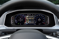 今回のマイナーチェンジでは、操作インターフェイスを大幅にデジタル化。「デジタルコックピットプロ」と呼ばれる液晶メーターは、全車標準装備となった。