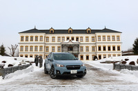 天然秋田杉造り3階建てのオフィスビルである小坂鉱山事務所。手前の車両は「XV 1.6i-L EyeSight」。