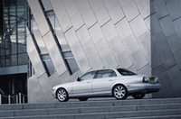 “ドライバーズリムジン”に3.5リッター追加――「ジャガーXJ8 L 3.5」発売