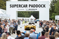 「グッドウッド・フェスティバル・オブ・スピード」の会場に設置されるスーパーカーパドックと呼ばれるスペース。ヒルクライムに参加する車両が行き交うほか、ニューモデルの発表や展示なども行われる。