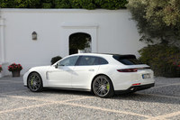 2017年のジュネーブショーにおいて「パナメーラ」の新しい車型として発表された「スポーツツーリスモ」。ワゴンボディーの採用により「ターボS Eハイブリッド」では標準車より車両重量が15kg増加している。