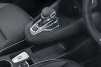 「キャプチャー」のシフトパネルまわり。フライングセンターコンソールと呼ばれる宙に浮いたようなデザインが特徴。下段にはスマートフォンの非接触充電トレーが備わっている。