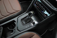 搭載されるトランスミッションは、従来の6段DSGから7段DSGへと進化。「ノーマル」「エコ」「スポーツ」「カスタム」「コンフォート」から走行モードを選択できる「ドライビングプロファイル」の切り替えスイッチをセンターコンソールパネルに配置している。