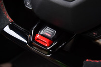 ステアリングホイールのボトム部分に設置されたドライビングモード切り替え機構「ANIMA（アニマ）」のスイッチ。