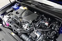 新開発の2.5リッター直4エンジンをベースとするハイブリッドユニット。JC08モードの燃費値は、今回試乗した「G“レザーパッケージ”」および「G」の場合で28.4km/リッター。