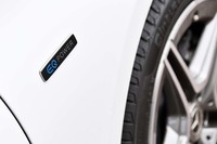 フロントフェンダー部には、メルセデスの電動化モデルであることを示すエンブレムが添えられている。