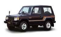 乗用車感覚で乗れる本格オフローダーとして1982年に登場した初代「パジェロ」。パリダカールラリーにも参戦し、1985年には日本車として初めて総合優勝。この快挙も世界的に知られる要因となった。