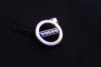 人材にまつわる木村社長の取り組みは多岐にわたる。写真はドレスコードの制定とともに製作したピンバッジ。それまでにもこうしたバッジはあったというが、ブランドの誇りを表すものとすべく作り直したという。