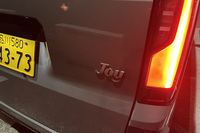 ホンダのデザイナーがこだわったという斜体の「Joy」ロゴ。ボディーカラーはアースカラーをメインに、今回の試乗車がまとっていた「ボタニカルグリーン・パール＆ブラック」を含む全7種類が設定されている。