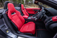 マーズレッドのウィンザーレザーで仕立てられた12ウェイの電動調整機構が備わる「パフォーマンスシート」。ヒーターとクーラーが内蔵されている。