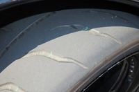 一方、フロントタイヤはこんな感じ。まだまだ溝がご健在である。これを交換するなんて言ったら、ワンガリ・マータイさんに「モッタイナイ」って怒られてしまうかもしれない。