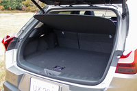 荷室容量は、5人乗車時で220リッター（予備スペース含まず）。薄型のトノカバーは折り畳んでコンパクトに収納できる。