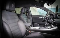 シートは横方向のストライプがクラシカルな印象をもたらす。表皮はレザー（写真）のほかアルカンターラなども設定される。