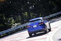 “Fスポーツ”は前後にパフォーマンスダンパーを装着。ハンドリング特性が一段とシャープになっている。