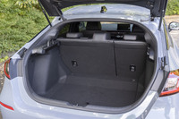 荷室の容量は404リッター。開口部が広く、荷物の積み込みやすさにも優れている。