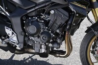 エンジンは、2017年型「CBR1000RR」譲りの999cc直列4気筒。新形状のピストンやバルブタイミング／リフトの最適化、吸気系の見直しにより、より低・中回転域でのトルク特性とドライバビリティーを追求したものとなった。