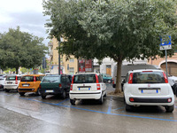 3世代の「パンダ」が、奥の街路まで含めると6台そろっている。シエナ県で。