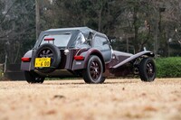 最新の「セブン170」をベースに、往年の「スーパーセブン」を思わせる意匠を取り入れた「スーパーセブン600」。ベース車と同じく、黄色ナンバー＝軽自動車となる。