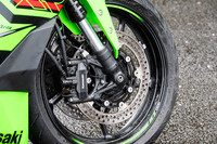 フロントブレーキには、φ290mmのディスクと、ラジアルマウントのモノブロック対向4ピストンキャリパーをダブルで装備。高い制動性能と操作性を実現している。