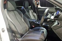 「308アリュール」のフロントシート。ファブリックとTEP素材のコンビネーション表皮が採用される。