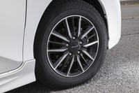コントラストの強さが際立つ「フリード モデューロX」の専用15インチアルミホイール。タイヤサイズは185/65R15。