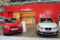 2012年ボローニャモーターショーの光景。写真右の「Km0」とは、イタリアで新古車の意味。一部パビリオンは即売コーナーと化していた。