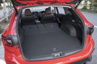 後席の背もたれを倒し、荷室を最大化した状態。奥行きは560mm延長され、1639mmとなる。