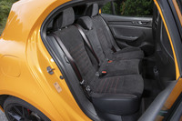 ニュルアタックマシンの「トロフィーR」とは異なり、きちんとリアシートが残されている。ライバル車には4人乗りのものもあるため、5人乗りは確かなアドバンテージだ。