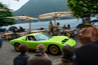 「コンコルソ・デレガンツァ・ヴィラデステ」のメインイベントであるパレードにて、グランドホテル・ヴィラデステの敷地内を走る「ランボルギーニ・ミウラ」。