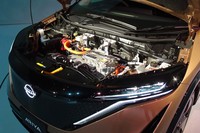 「アリア」のモータールーム。見えているのはインバーターで、その下に駆動用モーターがレイアウトされている。