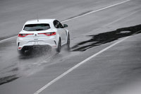 千葉県の袖ヶ浦フォレストレースウェイで行われた試乗会は、ご覧の通りのウエットコンディション。万全とはいえない路面状況で、谷口信輝は何を感じ取るのだろうか。